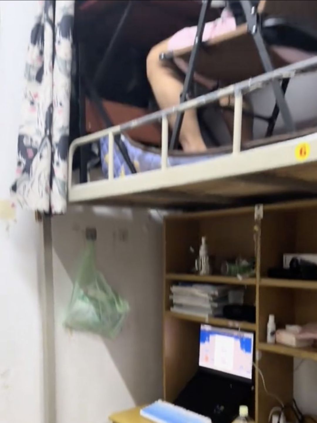 每天上去玩电脑跟登基一样,解锁上桌下桌 2