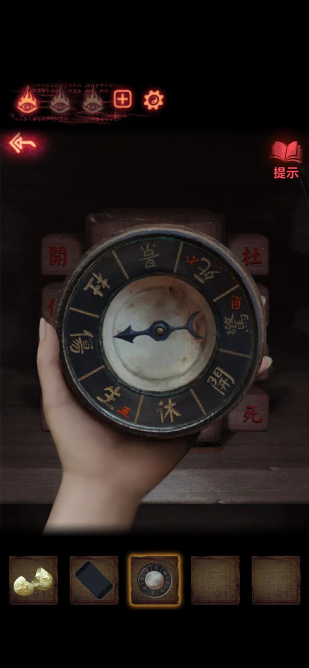 关于罗盘—
看论坛里好多人解释还是不少人不明白，我解释下看看能不能对你们有帮助

  1   罗盘=指南针 
  2   这整个关卡是在塔里发生的，所以进入的就是第一层，拿着罗盘去刚进来童子那层，罗盘指针———景
  3  接着到下面层就是塔模型那层，指针———伤  
  4  再下一层到拿罗盘那层指针——— 开
  5  456在指针上都有显示分别是惊生死，所以真实的塔的顺序是———景伤开惊生死
  6  再看模型，忽略旁边的字，点击层数的顺序已经标好是：三一五四二六，就把真实塔的顺序按照数字顺序点击即可，通关顺序————伤生景惊开死。截图