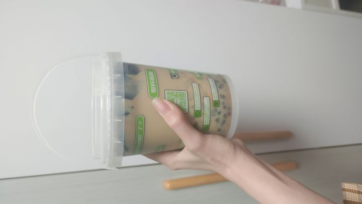 好大一桶烧仙草,是“桶”哦,我才花了 11 块半不到,昨天喝一天才喝完截图