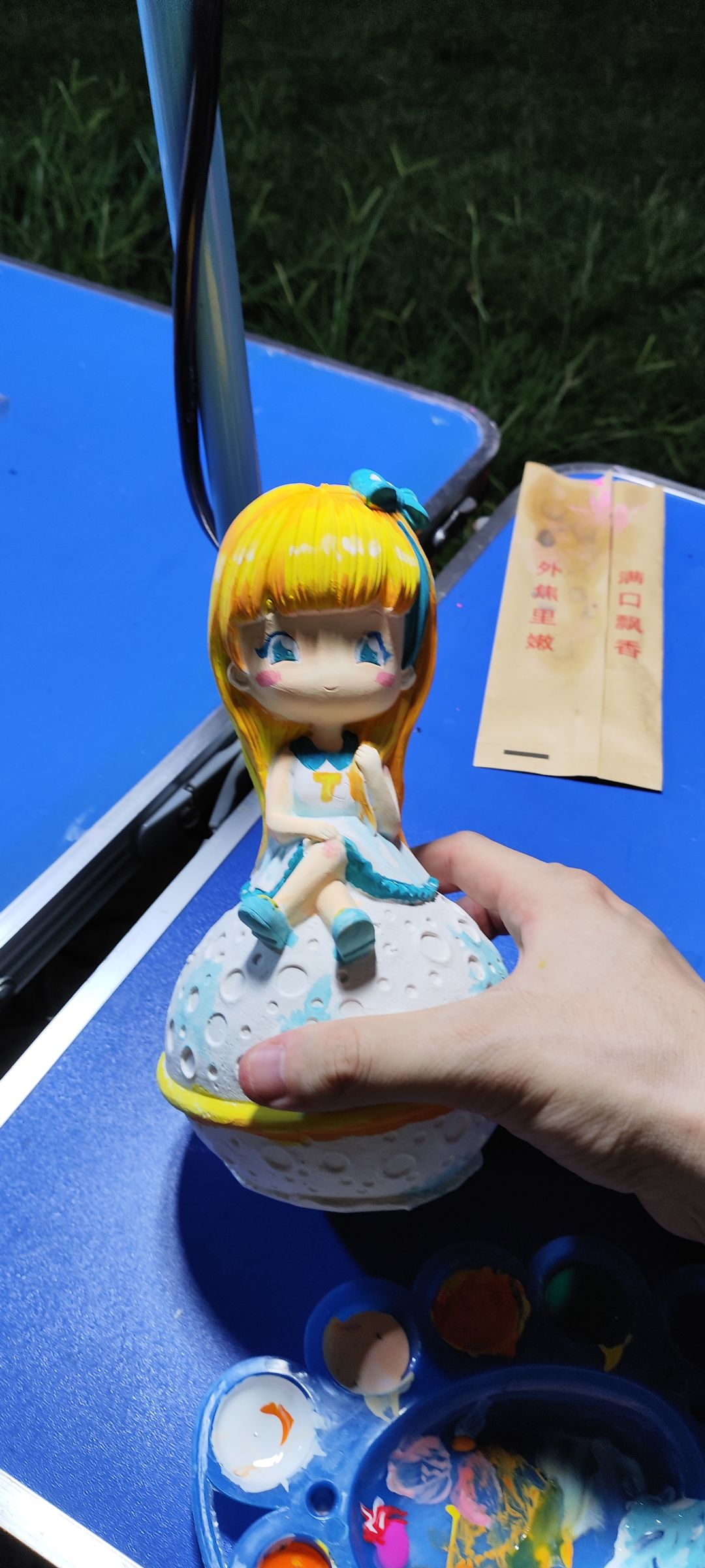 是谁这么勤快呀在路边画石膏娃娃画到这么晚 2
