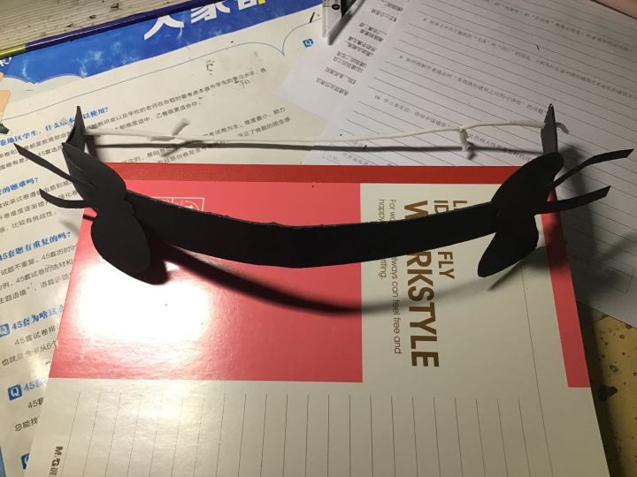 手工
给我同桌做的，但他死活不肯戴截图