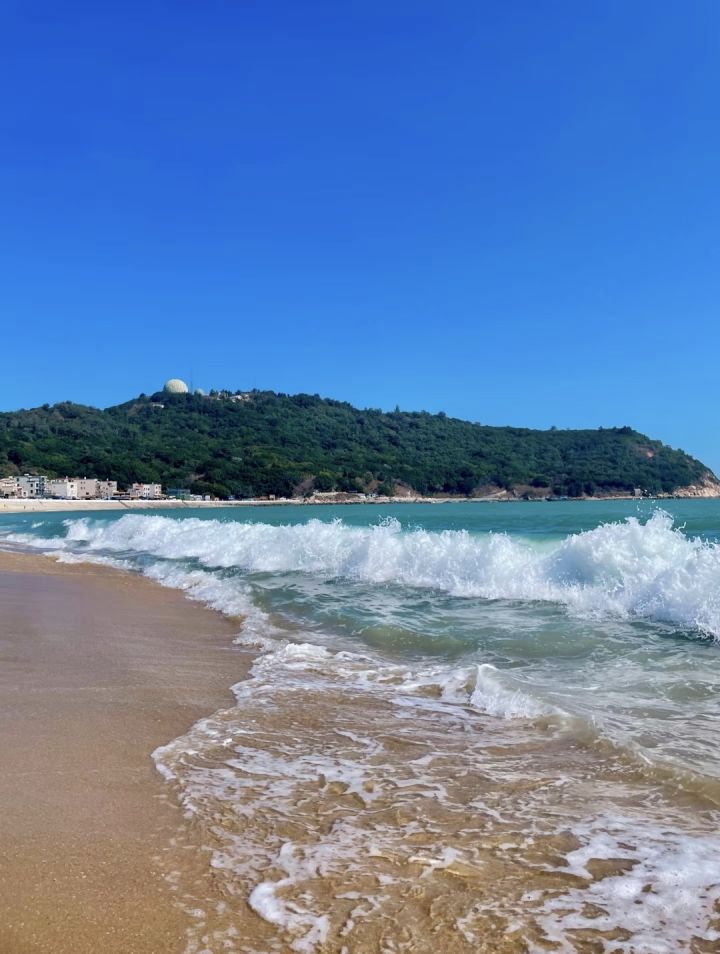 我想跟艾冻冻去澳角村海边,踩沙滩、看海浪,等到傍晚一同观赏海边落日,吹着海风散步,度过轻松惬意的小长假。截图