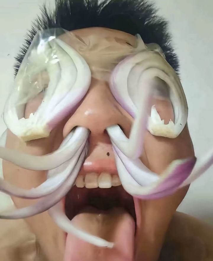 问一下,氪吗?不充钱能玩?或充个位数?截图