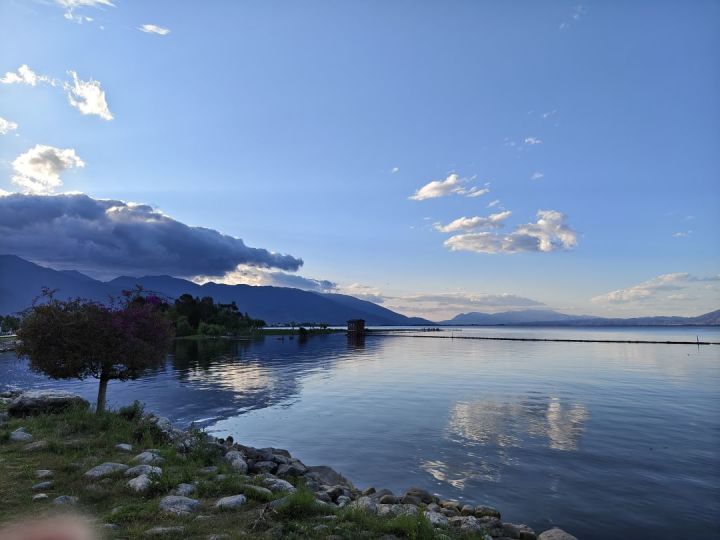 我想跟普罗米去海边小镇漫步,吹着海风,坐在沙滩上静静欣赏漫天晚霞。截图