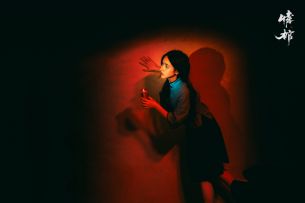 恋爱吗？灵堂拜堂的那种！