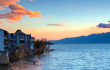 s620 圣修罗
云南洱海
洱海，在古代文献中曾被称为“叶榆泽”“昆弥川”“西洱河”“西二河”等，位于云南省大理白族自治州大理市北部。因形状似人的耳朵而取名为“洱海”。虽然称之为海，但其实是一个湖泊，据说是因为白族人民没有见过海，为表示对海的向往，所以称之为洱海。
洱海南北长41.5千米，东西宽3—9千米，周长116千米，面积251平方千米。平均水深10.5米，最深处达20.5米。洱海属澜沧江水系