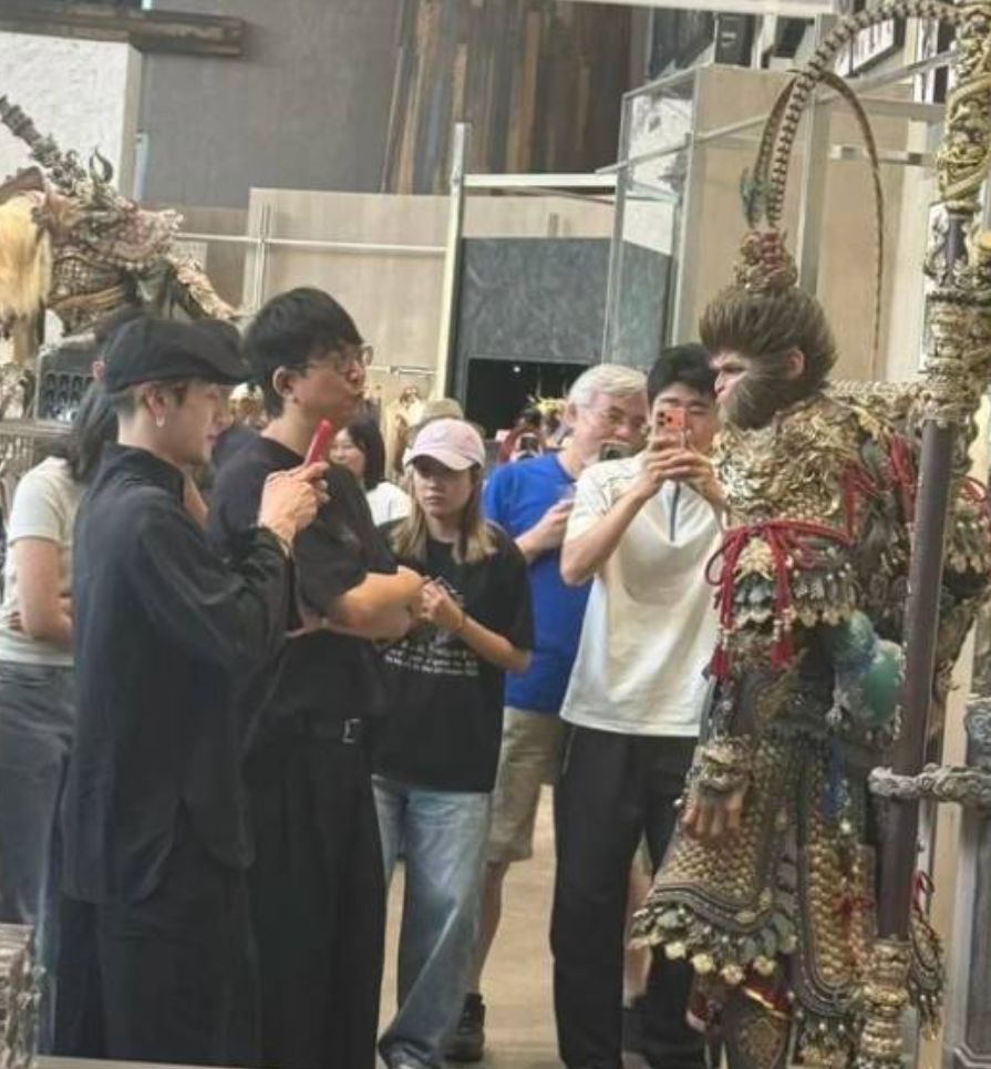 梦幻同框!王嘉尔现身黑神话线下店! 5