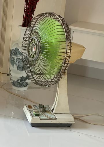 那台陪我肝了无数夜晚的旧风扇