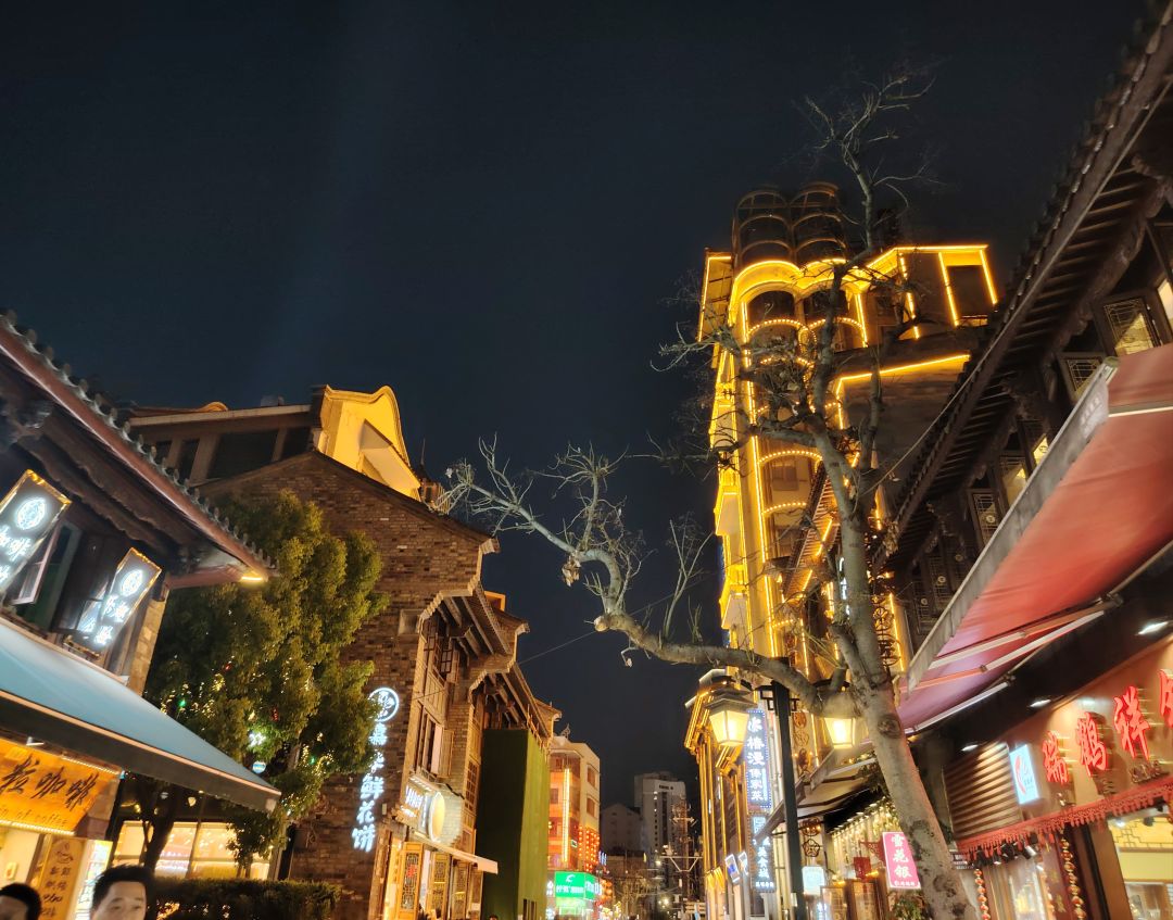 想和艾冻冻一起去逛古城夜市 1