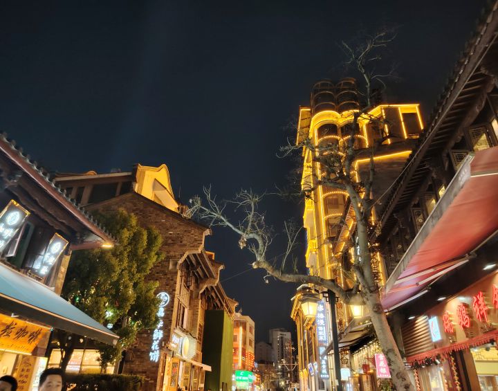 想和艾冻冻一起去逛古城夜市截图