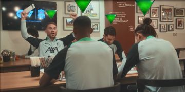 和利物浦一起，现在就加入FC足球世界！