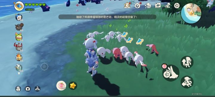 #秋丰收与机器人
秋日的海边草地充满生机,触碰星芒花之后,一众可爱的小精灵恢复了能量,团团围拢在我的身边。大片精灵齐聚海岸,画面格外治愈热闹。
正值「秋,丰收与机器人」活动开启,在洛克王国世界的秋日大地上,一边感受丰收季节的独特氛围,一边四处邂逅、收集各式各样的可爱精灵。看着成群小精灵簇拥而来,满满的治愈感扑面而来,期待继续探索活动内容,解锁更多果实立方人,体验秋日版本带来的全新乐趣,感受属于截图