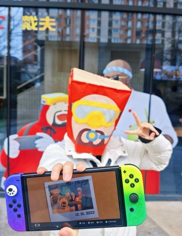 “潜入美味，戴夫绝配！”
谁能拒绝在KFC和潜水员戴夫来一场线下联动呢？🥤
 
今天特意带着我的Switch，打卡了KFC×潜水员戴夫的联动门店，从纸袋、立牌到钥匙扣，全是满满的游戏元素！当我在Switch上打开游戏，屏幕里的戴夫和现实中的联动立牌同框时，那种破次元的快乐真的太顶了！
 
已经把这波联动瞬间分享到TapTap、小红书、微博、抖音和bilibili，带好话题#潜水员戴夫 #潜水员戴夫