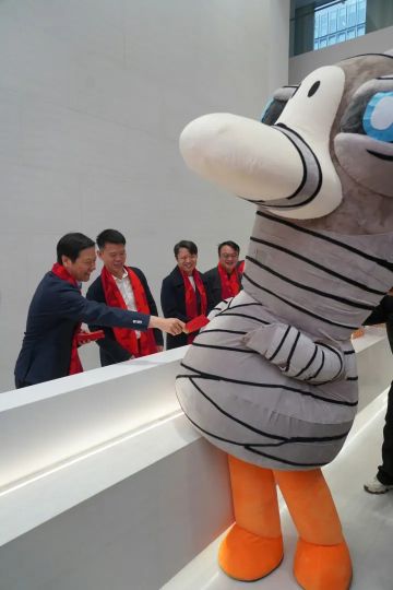 雷军携金山高管团队派发鹅鸭杀开工红包