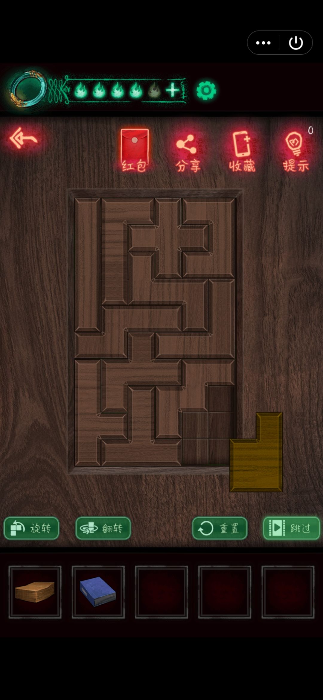 看了一遍发现好像还有挺多小伙伴在玩的，就再发一遍一些问题的详解叭（之前的那个不知道为啥被移出了社区，难道是因为夹带私货吗ヽ（・＿・；)ノ，然后我就给删掉了）(๑•̀ㅂ•́)و✧
还有不会的小伙伴也欢迎讨论鸭٩(๑´3｀๑)۶

①🐷
第二章院子里的箱子谜题解答：左1=拨浪鼓，右=陀螺+面具，左2=钥匙÷5，面具=1，蟋蟀=2，拨浪鼓=2。
这就需要结合前面的踩高跷小孩手里的卷轴：拨浪鼓=锤子，蟋蟀×10=钥匙，陀螺=面具。
所以左1=2，右=陀螺＋面具＝2，左2=钥匙÷5=十个蟋蟀÷5=4，也就是左两下右两下左四下。​
②🐷
第四章小木块详解：昼＝阳＝火，夜＝阴＝水
牛头马面≠木，马面鬼卒≠土
黑白无常＝水+火，且白无常≠水
所以白无常＝火，黑无常＝水，马面＝金，牛头＝土，鬼卒＝木。​
③🐷
第四章门口左边的抽屉密码详解：
       第一个符号是手持红牌的位数，第五个符号是手持绿牌的位数，在鬼门关前面走的那一群里面，黄牌是1（第一位)的话红牌就是4，绿牌就是8；
       第四个符号是白无常的一见生财（1），白无常的舌头可以用那个“你可来了”的牌子量，三格就是三尺。所以第四个符号是1，第二个符号是3；
       最后一个在皮影那本册子上写着等于6，所以全部密码就是“43618”。​
④🐷
第五章脸谱详解：墙上的开关不同的档位可以在门口看到不同的颜色：1蓝、2绿、3红、4黄、5白；
脸谱对应的颜色分别是：1红、2绿、3黄、4白、5蓝；
然后将脸谱下面的数字“35124253”按照开关对应的颜色可以翻译成“红白蓝绿黄绿白红”，再将颜色翻译成脸谱的位置就是“14523241”截图