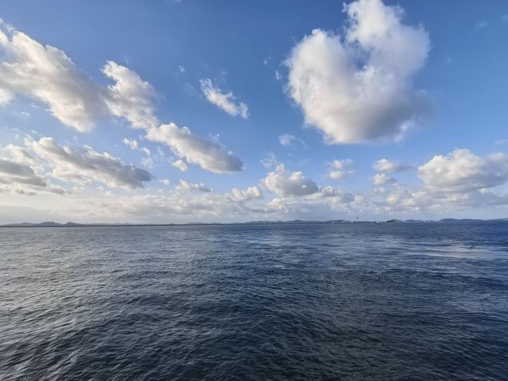 想和艾冻冻来到这片海面，望着远方连绵小岛，吹着清爽海风，一起放空，享受假期的宁静。截图
