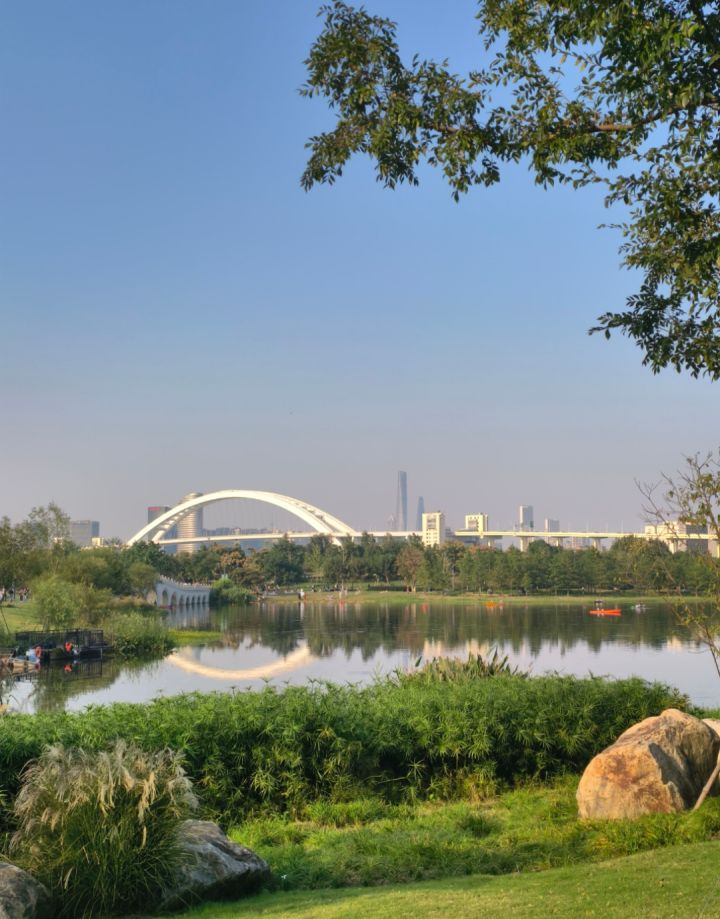 我想跟艾冻冻去文化公园，一起看湖面和大桥的绝美倒影，在草坪上野餐，度过轻松愉快的小长假！截图