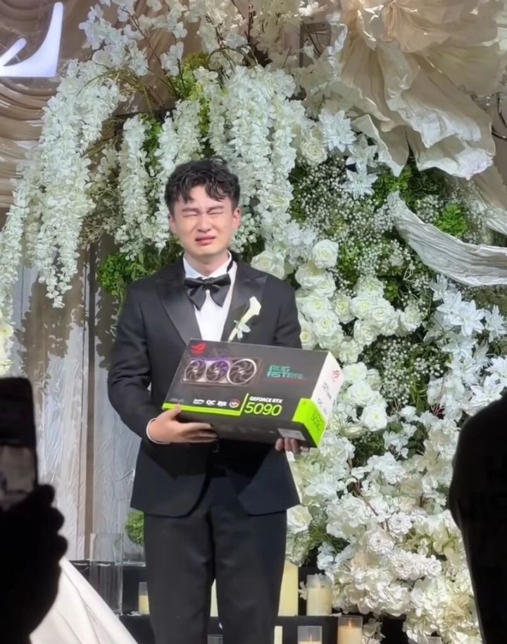【快讯】婚礼送5090显卡新郎当场喜极而泣截图