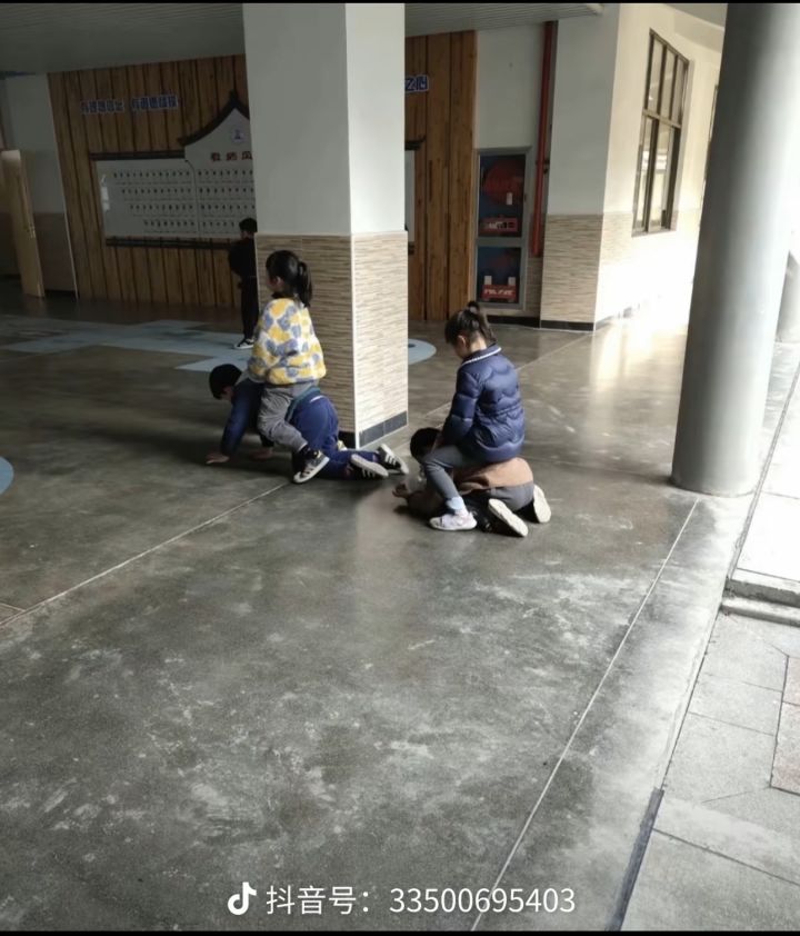 哈哈哈，今天去接儿子截图