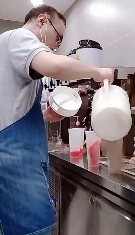 我和熊熊2人开发的独立游戏【Feed the Cups】传送带关卡演示截图