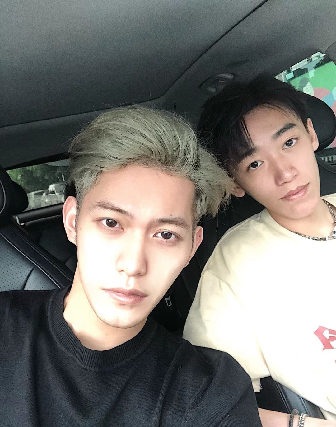有谁跟我一样,打开看不到人是黑的 1