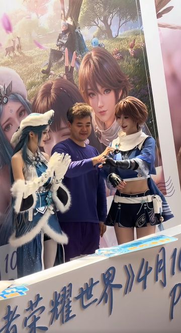 比心合影被拒！小哥表示尊重官方和Coser