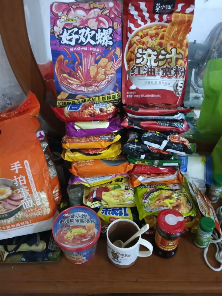 太穷了只能经常吃泡面了截图