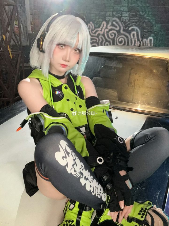 #绝区零公测打卡 借好看coser的图打卡截图