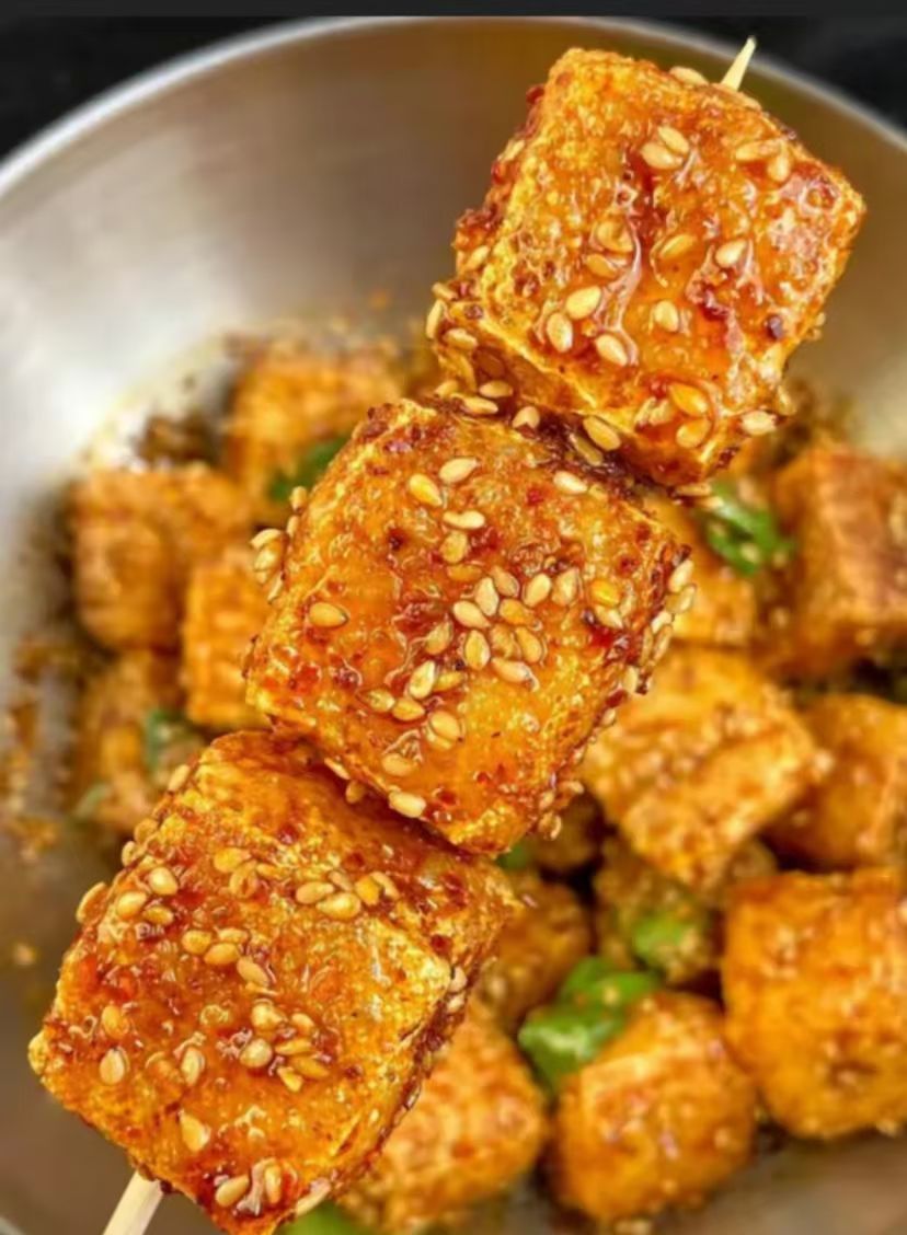id 203242 #仙山小农食谱共创 
菜肴名称:香辣脆皮豆腐
食材: 豆腐×1 辣椒×1 香菜×1
步骤:
1.豆腐切成小块，放入油锅中炸至金黄，捞出控干油备用
2.加入2勺熟芝麻，半勺白糖，1勺辣椒粉，半勺孜然粉，2勺生抽，3勺辣椒油，1勺陈醋拌均匀。
3.最后加入适量香菜截图