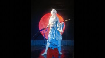 别管我！这一镰刀我先挨着！