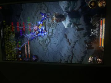 首先来说，御兽之王二比一好太多了，进步挺大。
正文开始:
一、新手村攻略。刚出来装备上铁剑就去杀鸡吧，爆出来的装备都穿上，装备主要分为白色，绿色，黄色，黄色最好，前期不用去管五行属性（金木水火土）黄色装备开始就有附灵属性和附加属性，绿色装备只有附加属性。然后存一定的钱去商人那里买第一本技能。然后继续去左下一点刷野兔，把装备刷得差不多了，然后就是去刷下面的蛇和羊（一阶装备）。然后就是刷梅鹿和野鼠了，