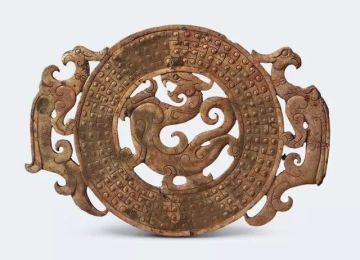 博物偃武丨青璧玄光：探秘《偃武》神兵“白虎青玉璧”的千年原型