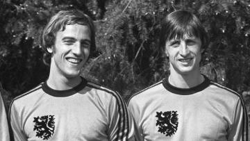 荷兰足球传奇内斯肯斯逝世，足坛痛失一位传奇的中场大师