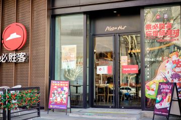 【香肠派对×必胜客】主题店活动火热进行中～来必胜客欢乐团聚，好吃好玩领取好礼！