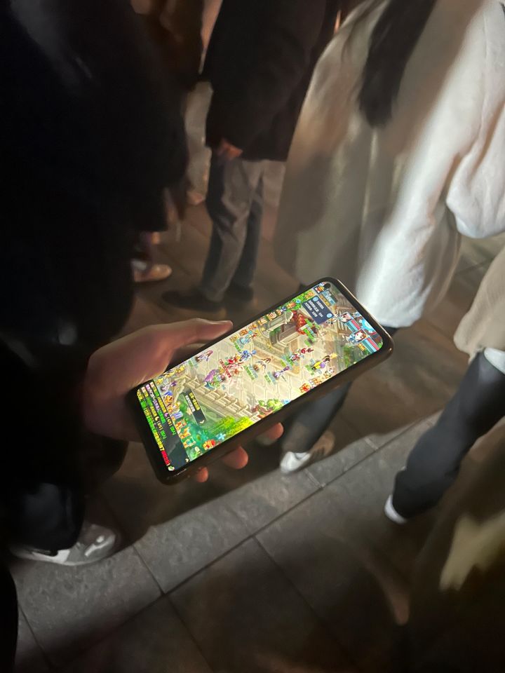 这类游戏真的这么好玩么,她甚至跨年夜都离不开手截图
