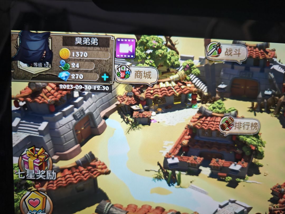 ①讲讲这个游戏吧，不建议充钱，因为充钱性价比太低了首充虽然每年都要更换但真的不高。能玩苹果端就玩苹果端，可以看广告每个月一般是都是600钻石，等于是你冲60块钱了，然后天梯新人最少都是每月300钻石奖励结算，最后就是签到的120以及免费通行证的250所以苹果玩家每个月都是一千多钻石，完全是可以白嫖的，等于你每个月都充了一百多，如果你实在要充钱就买通行证和98的月卡，小月卡不建议送的东西没啥用而且还截图
