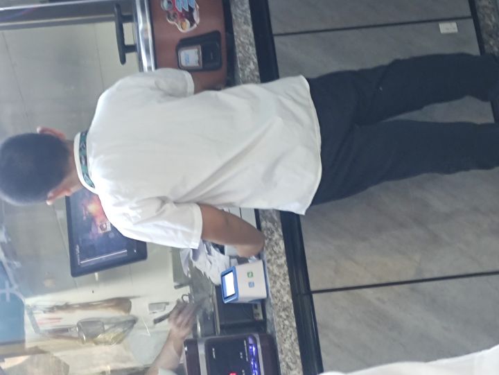 在饭店看到店家的崽居然在玩酸败!截图
