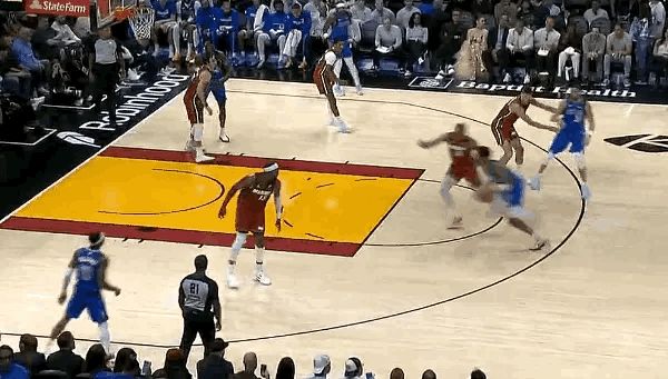 11月25日NBA赛事精彩瞬间截图