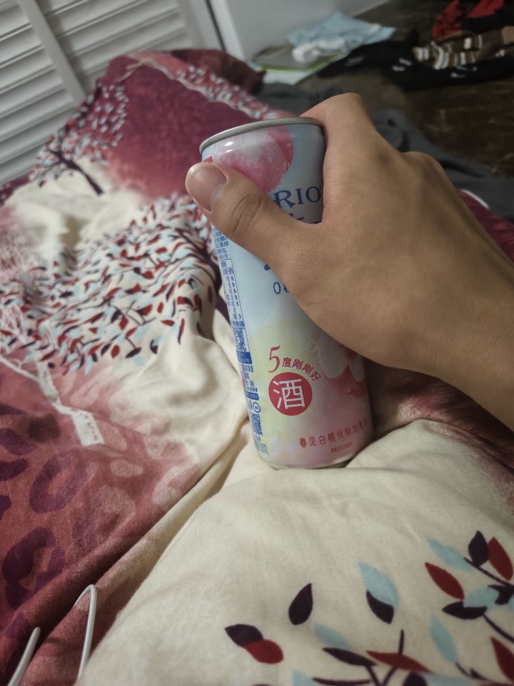 喝个5度的酒给自己喝吐了,起猛了,脑子嗡嗡响,把自己关厕所里嘎嘎吐截图