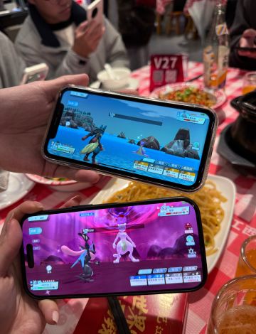 今天10点刚出的宝可梦就和朋友玩上了