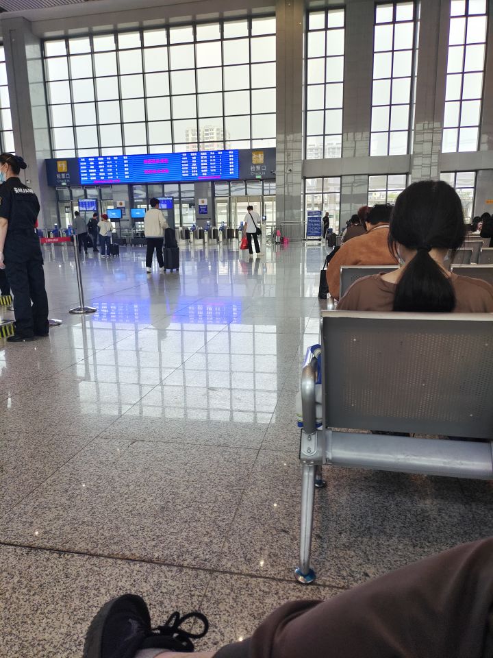 等火车，随便看看剧情吧截图
