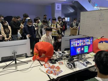 【FP带你逛EVO】FP的区域已经聚集很多玩家了！现场其他展台也有很多人哦，主舞台正在进行GBVS的比赛~