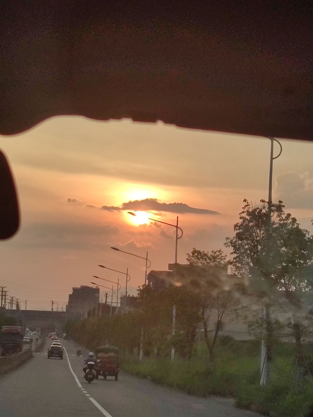 太阳下山了,是谁陪在你的身边呀? 1