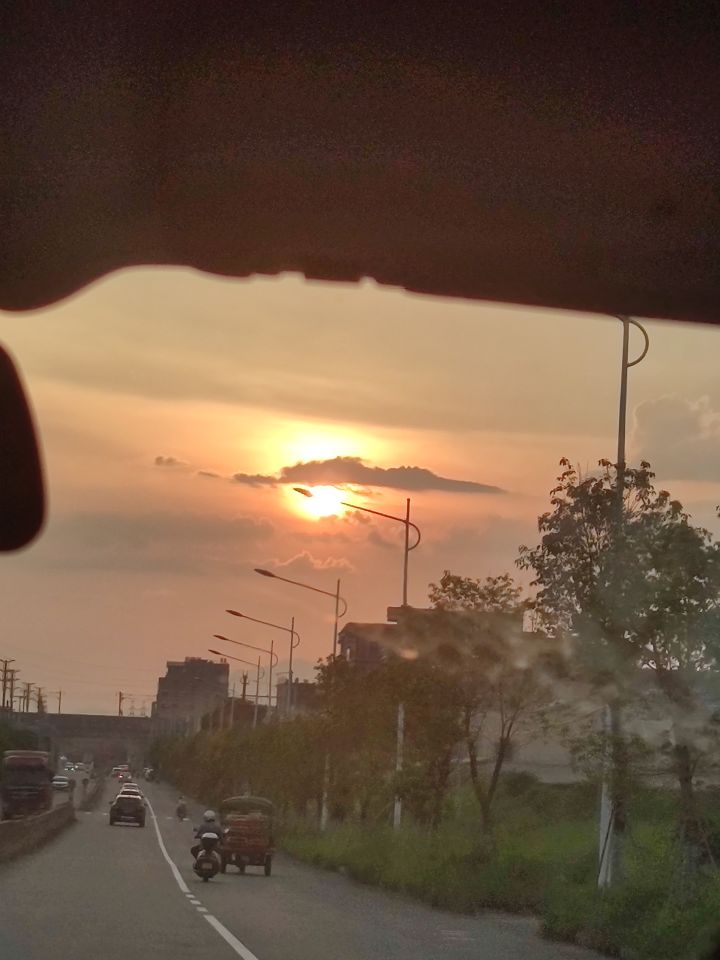 太阳下山了,是谁陪在你的身边呀?截图
