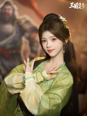 #三国谋定天下 #三国一响美人登场 #第二十一届中国国际动漫节 
「中国国际动漫节」云探展二弹！惊，野生关羽乱入“三国美人盛宴”？
三国美人齐聚会——机巧玲珑黄月英、兰仪蕙质大乔、莺嗔燕咤小乔、灵泉仙羽张宁 、霜眸剪冰孙尚香、秋波流转貂蝉、惊鸿游龙甄洛。
绝色美人话家常之际，竟有“关二爷”乱入其中？乔妹细细打量，原来是一名三谋主公，为爱发电cos了“关二爷”！
马上喊来我们的张飞大将军“捕获”这位