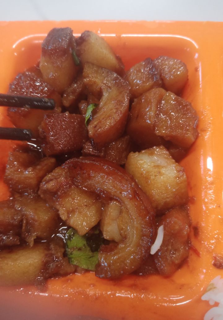 学校食堂红烧肉全都肥肉,吃不了一点,心疼我的钱😡截图