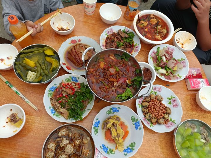今天吃席味道嘎嘎棒 待会要出去补作业了 马上就开学啦最后一天推荐点好玩的游戏吧截图
