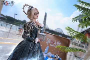 心跳一“夏”——《第五人格》暑期嘉年华现场返图来咯！海岛假日持续中～
活动时间：7月15日-8月13日【每周六、周日】上午9:00-11:00，下午15:00-20:00
※注意其余时间无运营及互动活动，可自行参观陈列。如果是来参加活动不要跑空啦～
活动地点：上海欢乐谷、上海玛雅海滩水公园
小提醒：近日上海雷暴天气频繁，大家出行注意安全～现场活动运营时间也将根据天气情况调整，暴雨结束后会尽快恢复营