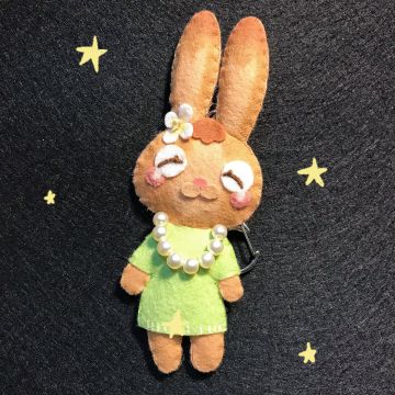 不织布做的兔兔和花花