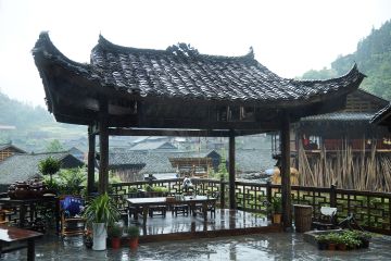 盗版的麻烦自己退一下，我们才是《向往的生活》正版手游